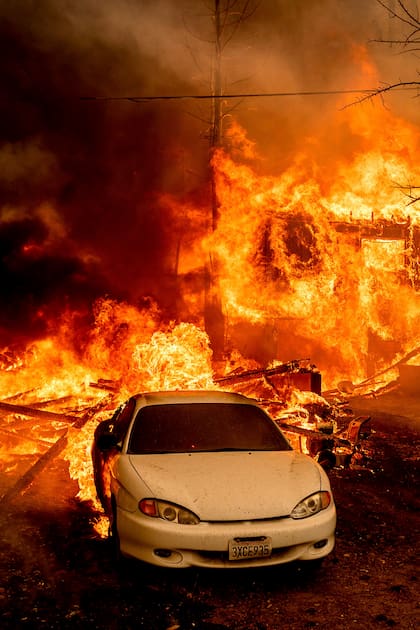Las llamas del incendio Dixie consumieron una casa en la autopista 89 en el condado de Plumas, California