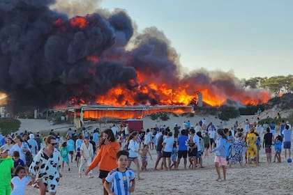Las llamas devoran el parador La Susana, en Punta del Este