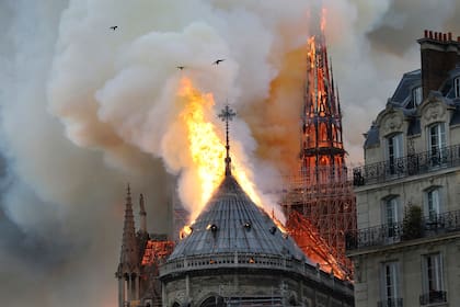 Las llamas envolvieron el techo de la catedral durante la tarde
