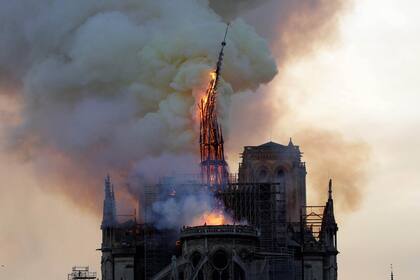 Las llamas devoraron el techo de la catedral y la aguja de la torre principal de la icónica catedral