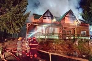Impactante incendio en un exmotel de Villa La Angostura