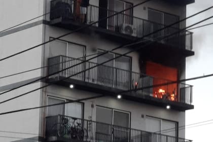 Las llamas se habrían originado en el quinto piso de un edificio por un chispazo en un enchufe; no hubo víctimas ni heridos entre los civiles