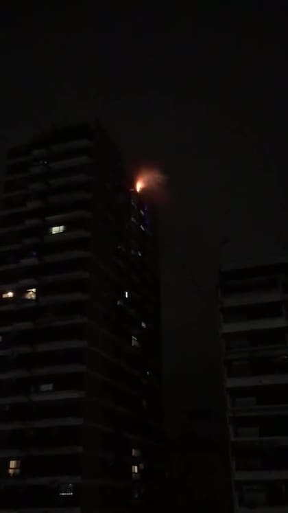 Las llamas se originaron en el piso 22 de un edificio del barrio porteño de Belgrano