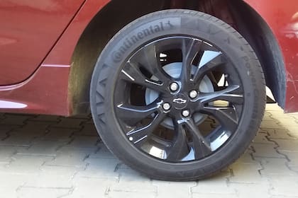 Las llantas del Chevrolet Onix RS son negras y exclusivas del modelo