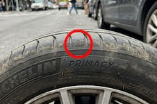 Qué significan los triángulos que aparecen en los neumáticos de los autos y para qué sirven