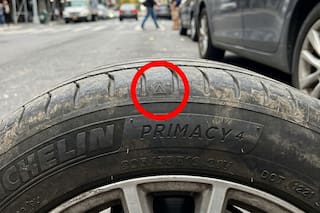 Qué significan los triángulos que aparecen en los neumáticos de los autos y para qué sirven