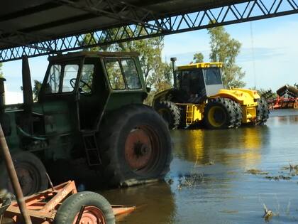 Las lluvias arrasaron con la infraestructura de los hermanos Doiny: galpón, maquinaria, corrales y hasta 1500 metros de alambrado.