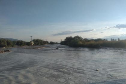 Las lluvias generaron un desborde del río Santa María, a la altura de El Bañado
