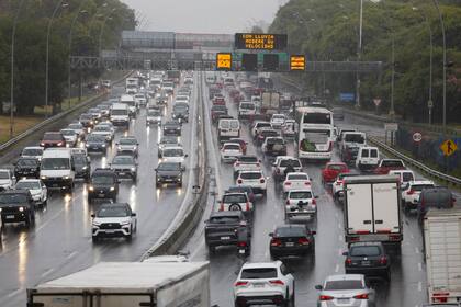 Las lluvias intensas afectan la visibilidad en las autopistas