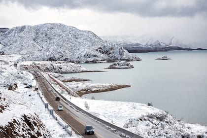 Las localidades mendocinas de Cacheuta y Potrerillos amanecieron con nieve hoy; son dos de los atractivos turísticos de la provincia