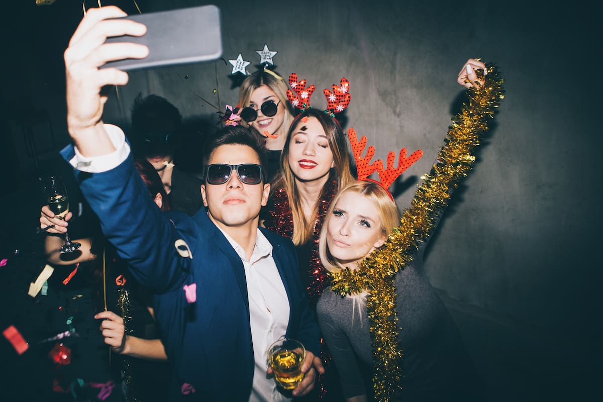 Las luces bajan pero los estereotipos siguen firmes; casos y maneras de denunciar la discriminación