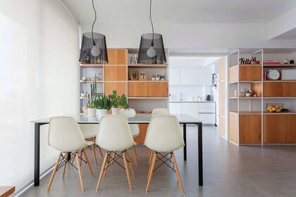 Otra de las modificaciones que realizó el Estudio KG fue integrar la cocina y el living, que comparten el mismo piso para destacar la continuidad.