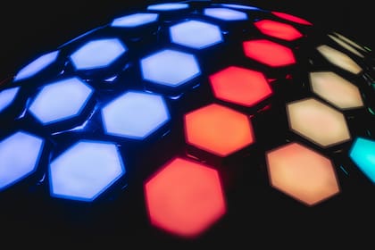 Las luces de colores forman figuras y crean efectos especiales.