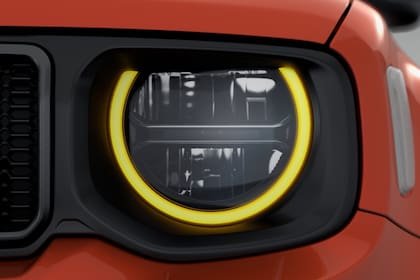 Las luces de giro del Jeep Renegade Trailhawk están en el aro que rodea a las ópticas