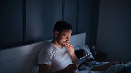 Las luces de las pantallas son enemigas del buen dormir