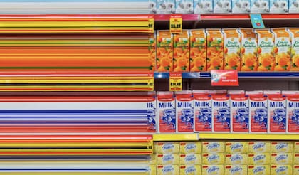 Las luces de neón juegan un papel fundamental en Omega Mart, junto con productos extravagantes con nombres peculiares (https://meowwolf.com/)