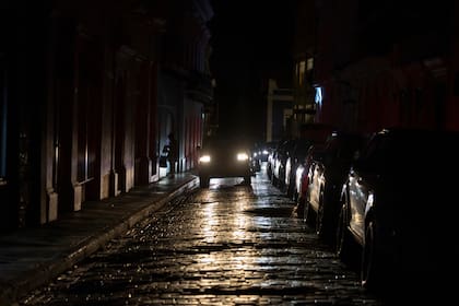 Las luces de un auto iluminan el piso de las calles del Viejo San Juan, en Puerto Rico, durante un apagón en abril de 2025