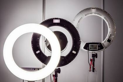 Las luces LED en anillo son muy útiles en las videollamadas al ofrecer iluminación frontal eliminando las sombras, y permiten poner al celular en su centro