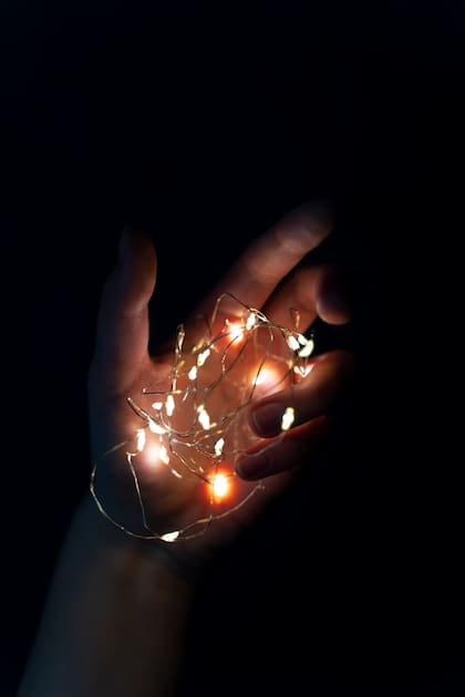 Las luces navideñas entraron en contacto con un cable de alta tensión, lo que le produjo una descarga al joven, quien permaneció atrapado en el árbol durante una hora (imagen ilustrativa)