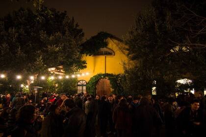 Las luces se encienden al caer la noche en Palo Alto Market de Barcelona.