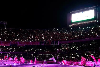 Las luces violetas y la fiesta en las tribunas del Monumental