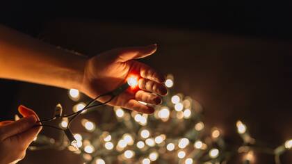 Las luces y guirnaldas no solo embellecen el hogar, también conectan con recuerdos felices, alivian el estrés y fortalecen la conexión comunitaria