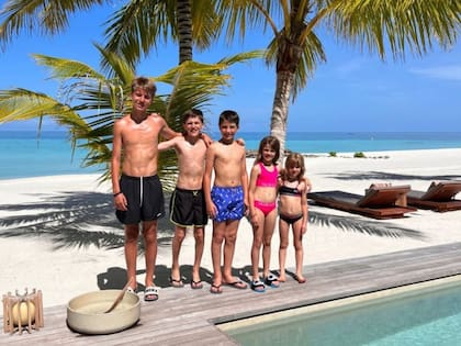 Valentino, Constantino, Benedicto, Francesca e Isabella felices de volver a la playa