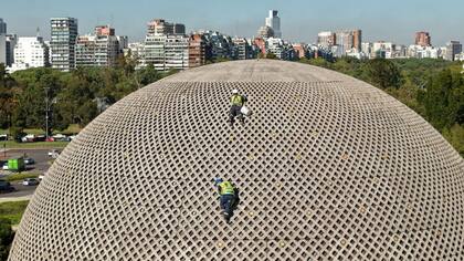 Las luminarias son reemplazadas una por una por una cuadrilla