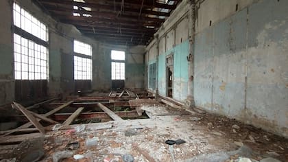 Las maderas de los pisos interiores del Pabellón del Centenario están levantadas y dejan a la vista las vigas y el subsuelo donde se acumula basura
