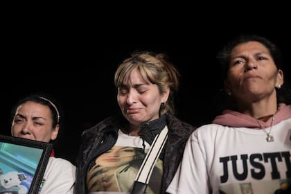 Las madres de Brenda del Castillo, Morena Verdi (en el medio de la imagen) y Lara Gutiérrez durante una de las marchas para pedir justicia