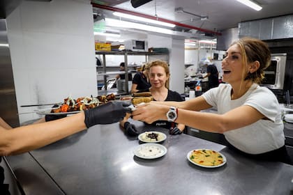 Las madres de los alumnos van yendo a la cocina durante la semana en diversos grupos
