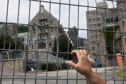 Las Madres Mohawk creen, basándose en testimonios y archivos, que bajo el terreno sobre el que se quiere edificar yacen tumbas sin marcar de menores