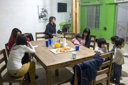 Las madres se ocupan de preparar las comidas y de la limpieza del hogar
