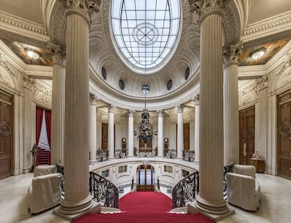 Las magníficas escaleras, la primera impresión que tendrá el Papa al entrar a la sede pontificia