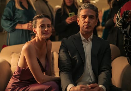 Las Maldiciones. (L to R) Mónica Antonópulos as Lucrecia, Leonardo Sbaraglia as Fernando in Las Maldiciones. Cr. Jeannie Margalef / Netflix ©2025