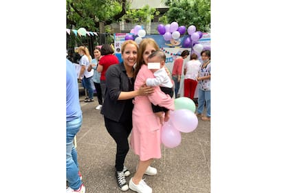 Las mamás y los bebés establecen un vínculo de afecto con las loables voluntarias que brindan escucha atenta y contención
