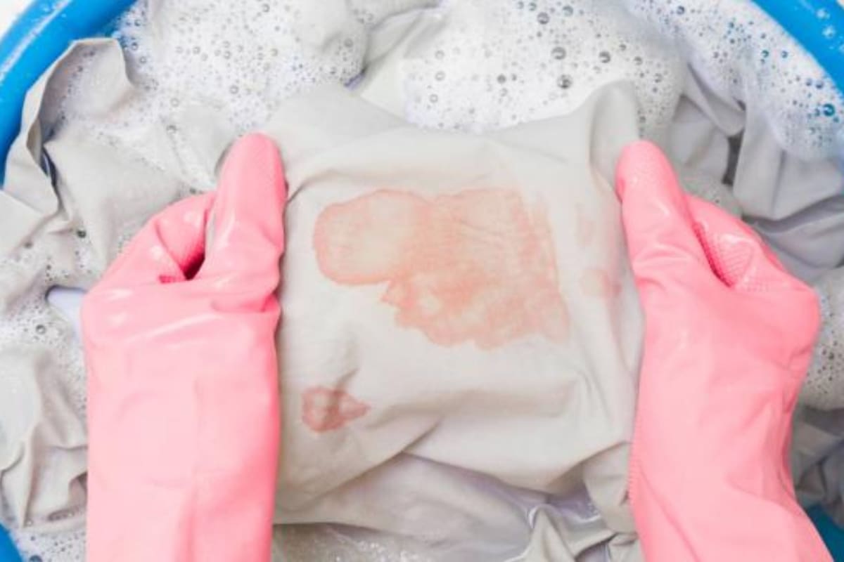 Las manchas amarillas aparecen en la ropa, sobre todo en la blanca o de colores muy claros (Foto: iStock)