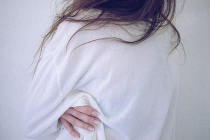 Las manchas amarillas de la ropa blanca a veces son difíciles de quitar