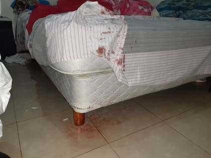Las manchas de sangre dentro de la casa que compartía la pareja.