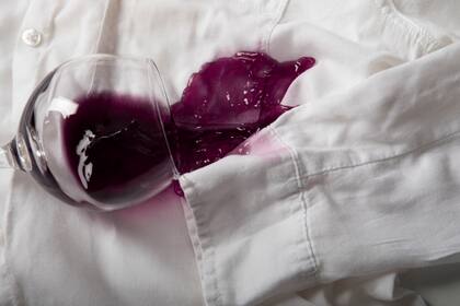 Las manchas de vino son algunas de las más difíciles de sacar en la ropa blanca, pero no es imposible