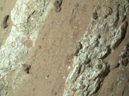 Las manchas en la superficie de Cheyava Falls podrían haber sido causadas por procesos químicos de formas de vida similares a los microbios (NASA)