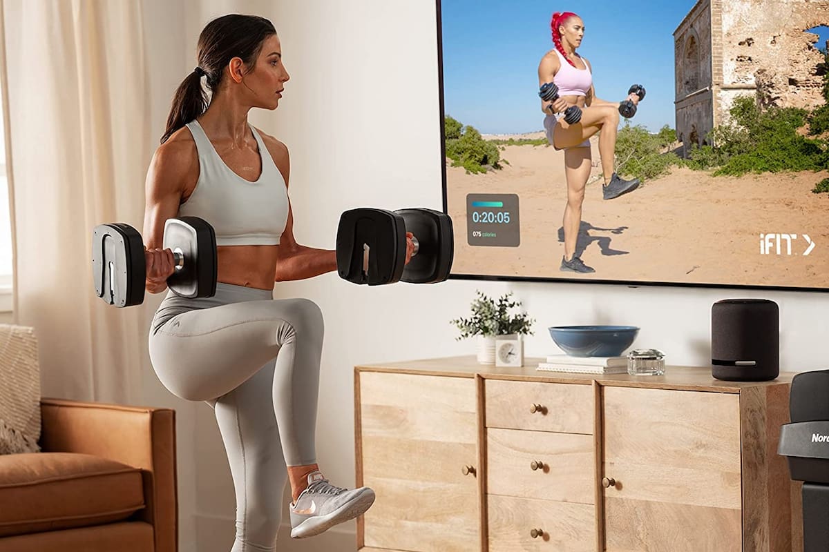 Las mancuernas inteligentes iSelect realizan un cambio automático de los platos que utiliza el dispositivo mediante una perilla o con una orden de voz del asistente Alexa