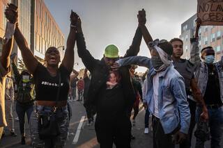 Pandemia y protestas: las dos crisis que convulsionan a Estados Unidos