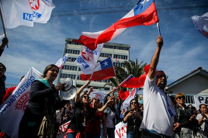 Las manifestaciones en Chile se desataron después de que el gobierno de Sebastián Piñera aumentó el precio del pasaje del Metro de 800 a 830 pesos, que equivalen a unos 1,17 dólares, uno de los más costosos de la región