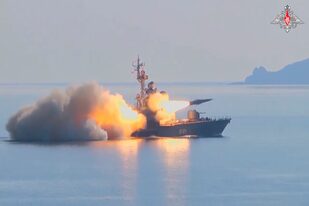 Las maniobras de la Flota del Pacífico rusa se dieron una semana después de que el primer ministro japonés, Fumio Kishida, visitara Ucrania. (Russian Defense Ministry Press Service via AP)