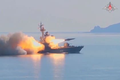 Las maniobras de la Flota del Pacífico rusa se dieron una semana después de que el primer ministro japonés, Fumio Kishida, visitara Ucrania. (Russian Defense Ministry Press Service via AP)