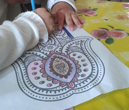 Las manitos de Esperanza, quien disfruta mucho de pintar mandalas