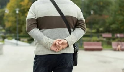 Las mano atrás pueden indicar introspección y concentración