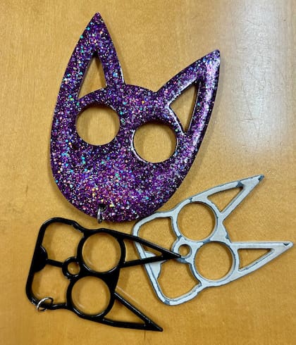 Las manoplas puntiagudas que confiscan en los aeropuertos de Nueva York