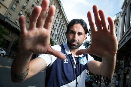 Las manos de Cristian Lucchetti, con casi 20 años de experiencia en el arco